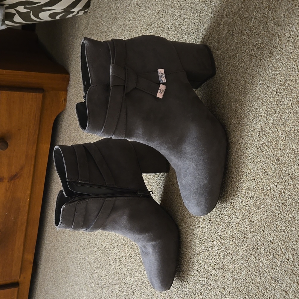 NWOT Kelly & Katie Heeled Ankle Boots